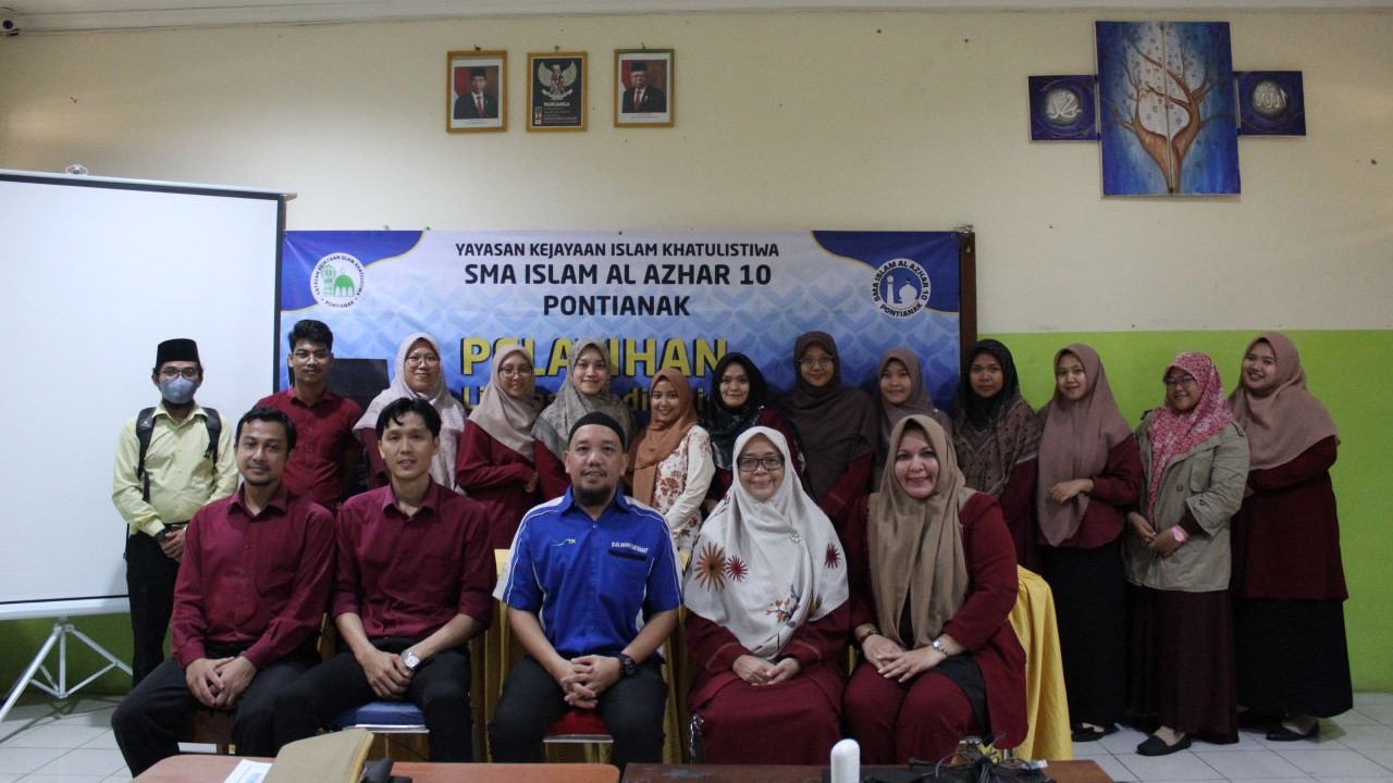 Pelatihan Literasi Digital Relawan TIK Kalbar di SMA Al Azhar Pontianak